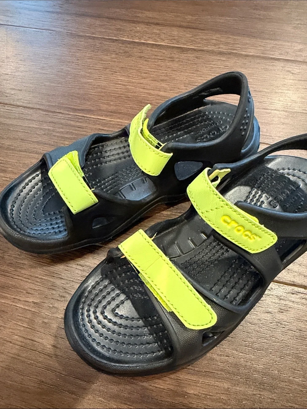 Crocs Swiftwater River Sandal Boys Size J1 Black/Volt Green - C56-004